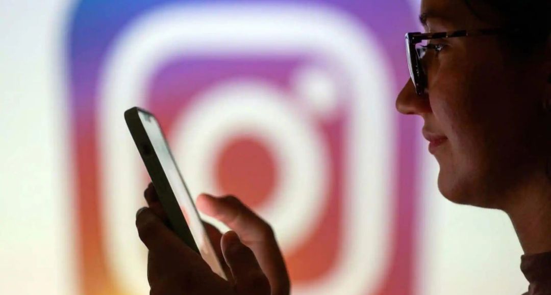 Instagram vs WhatsApp Mental Health Study