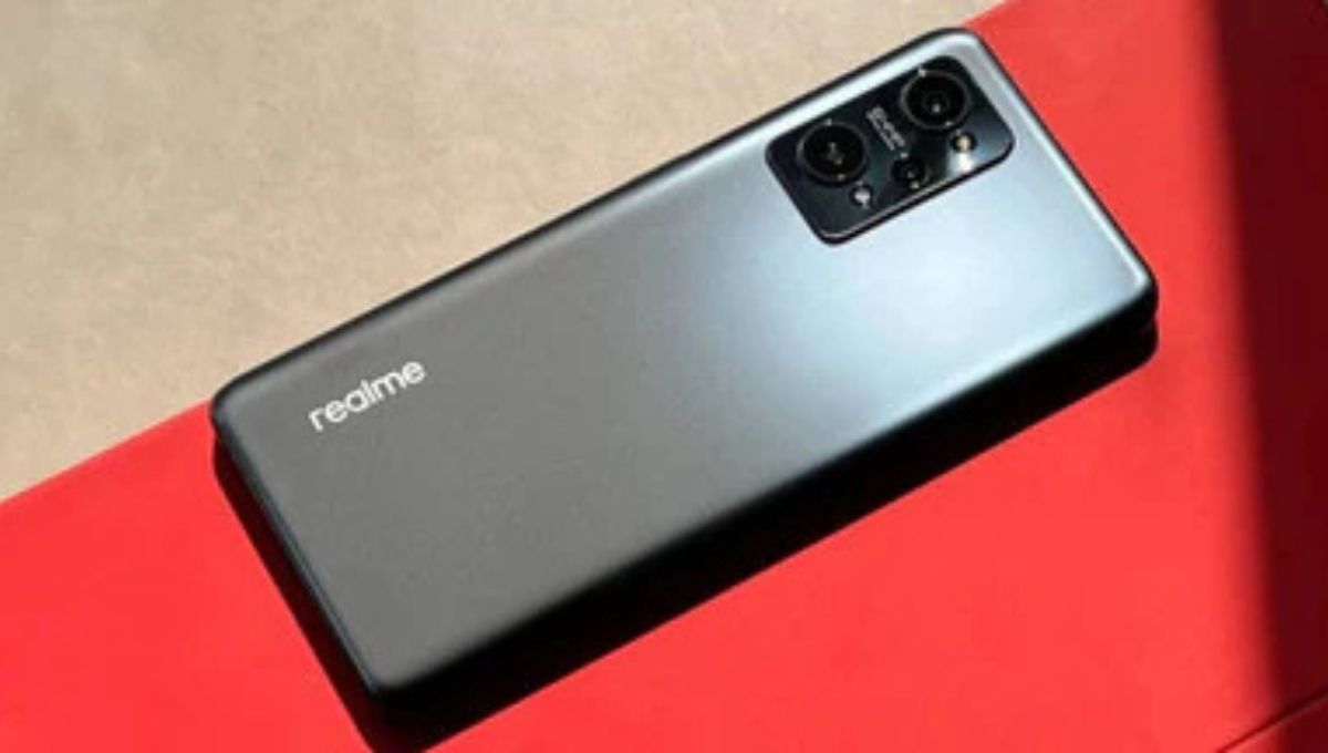 बजट स्मार्टफोन क्यों हो रहे हैं महंगे? Samsung से Realme तक बढ़ती कीमतों की पूरी कहानी