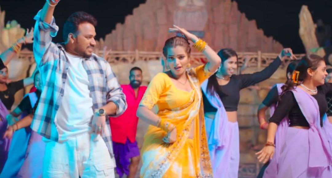 Kamar Amar Kaila Song